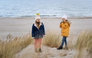 dzieci na plaży w Ustce zimą