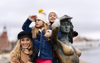 mama z dziećmi przy pomniku Syrenki w Ustce, Ustka po sezonie